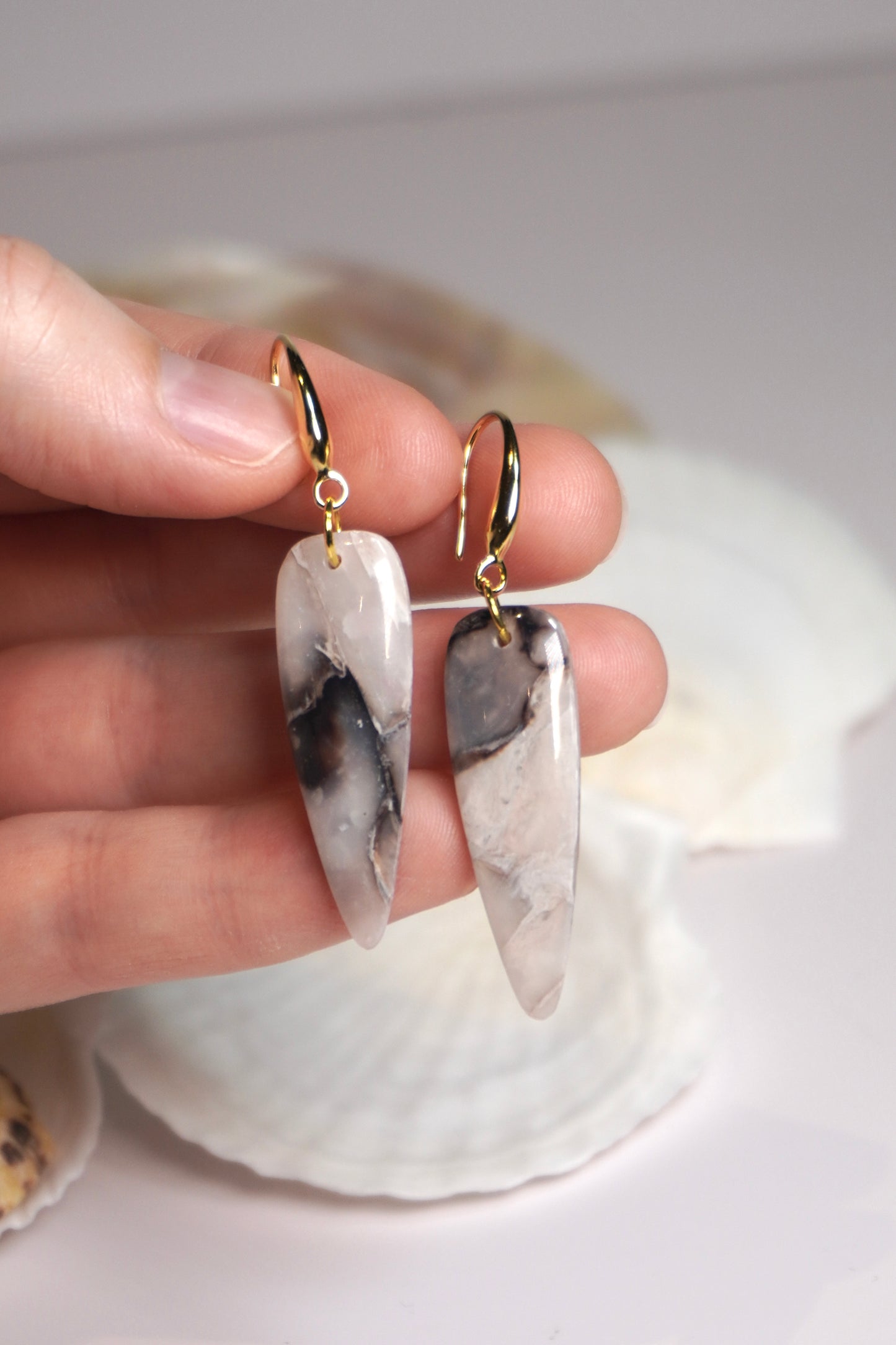 Neutral Stone thin dagger